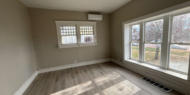 Hutchinson Apartment: 14 E 6th Ave