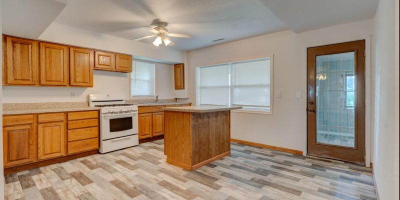 Dunkerton Apartment: 208 W Main St