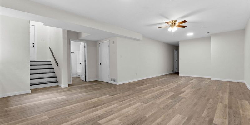 Collinsville House: 1102 Apache Dr