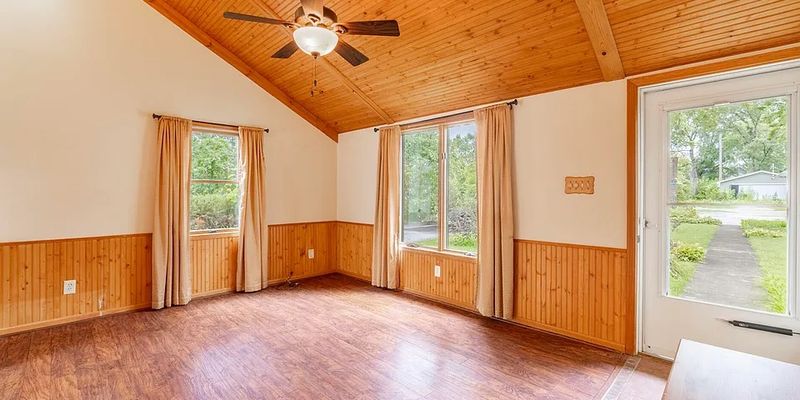 Merrillville House: 8316 Rutledge St