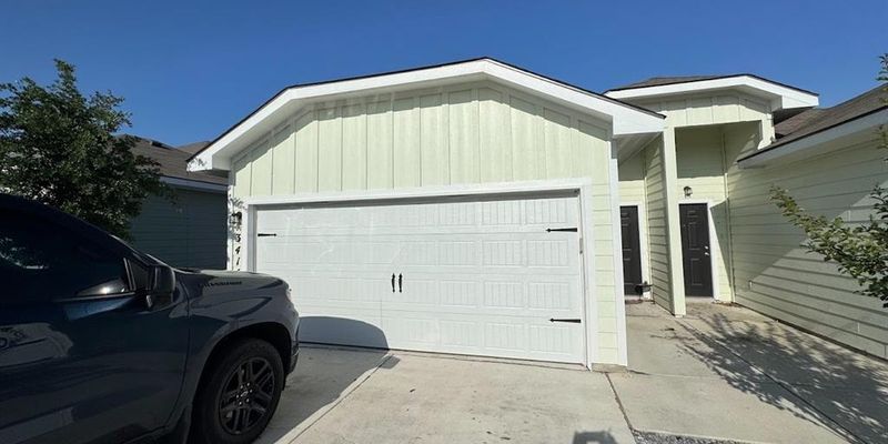 Seguin Multiplex: 3414 Scott Cir