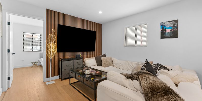 Los Angeles Apartment: 351 S Catalina St