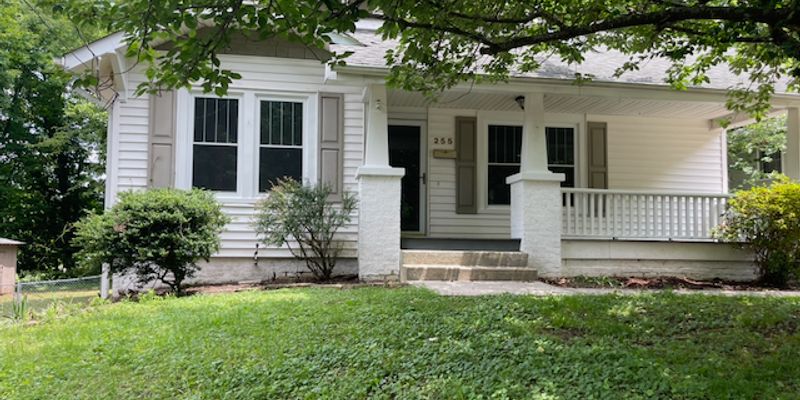 Winston-Salem House: 255 S Sunset Dr