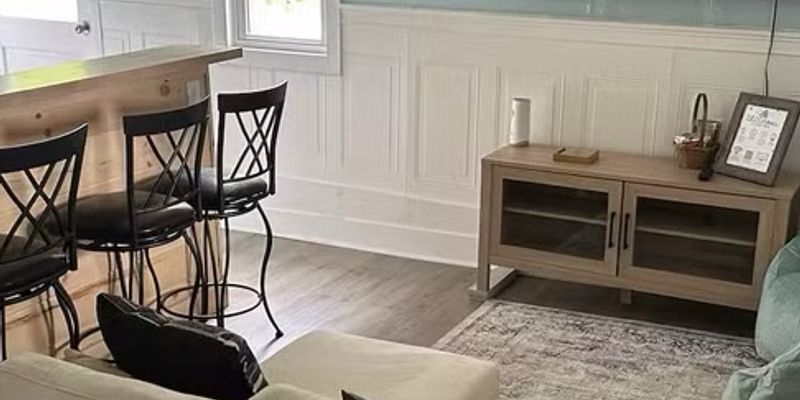 Buxton House: 384 Parker Farm Rd