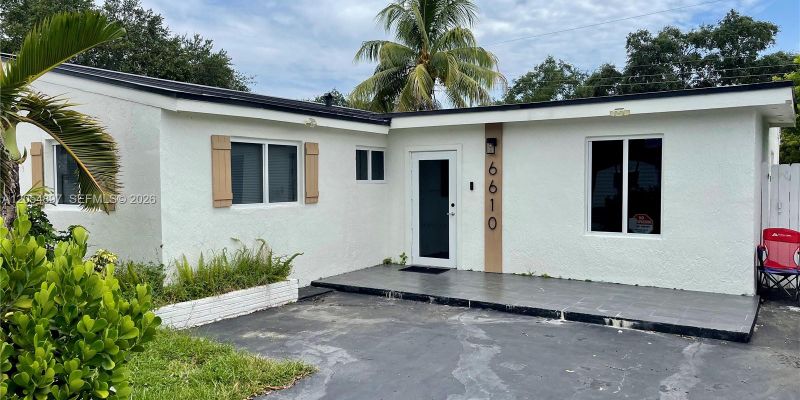 Hollywood House: 6610 Cody St