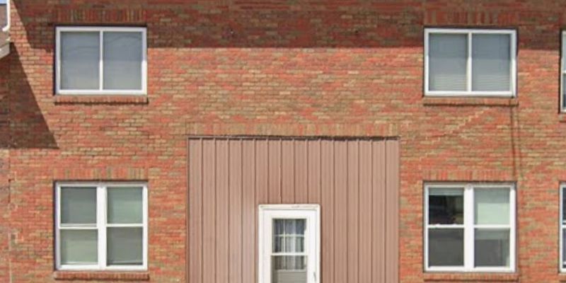 Blue Grass Apartment: 114 S Mississippi St