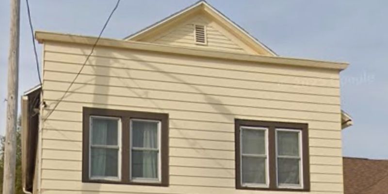 Manitowoc Apartment: 1124 S 10TH ST