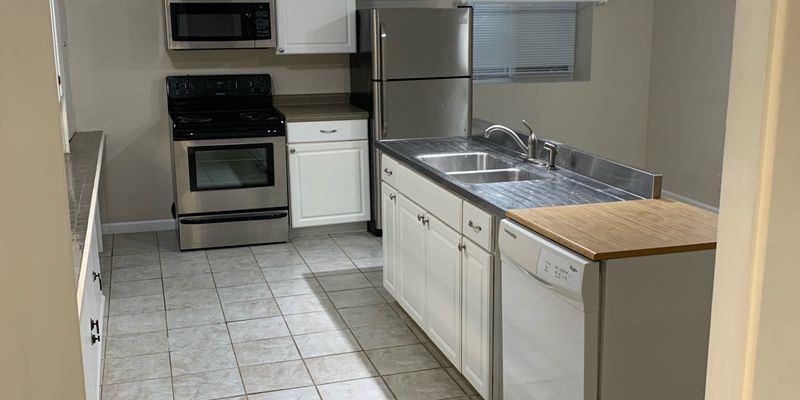 Moville Apartment: 402 Main