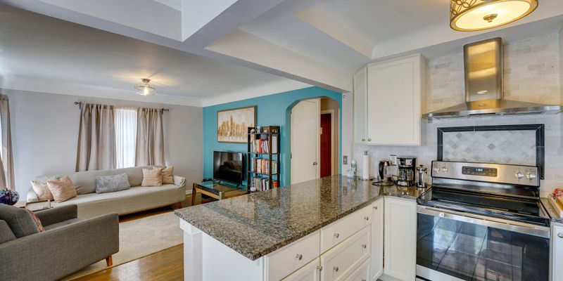 Dearborn House: 521 N Martha St