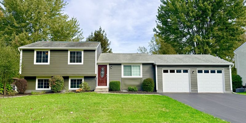 Baldwinsville House: 12 Echodale Ave