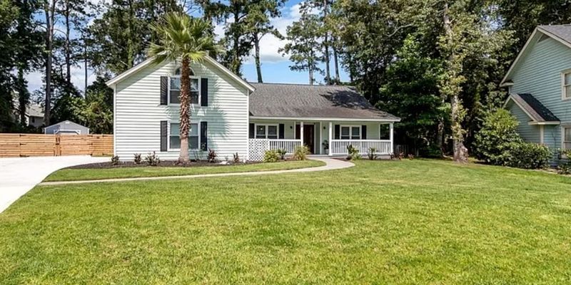 Savannah House: 115 E Coquena Cir