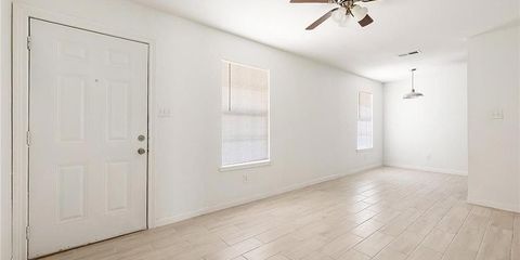 17 Livingroom.jpg