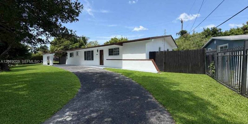 Miami Gardens House: 19202 NW 23rd Ct