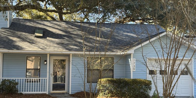 Charleston House: 1739 River Front Dr