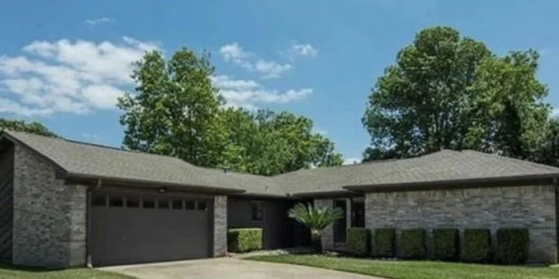 Beaumont House: 1980 Rafes Way