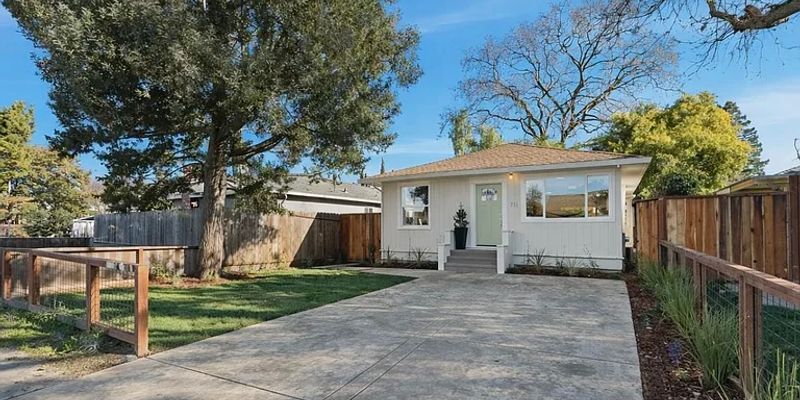 Redwood City House: 711 Roosevelt Ave