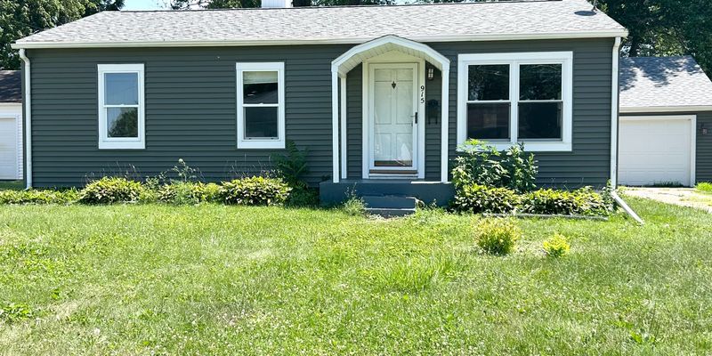 Bettendorf House: 915 28th St