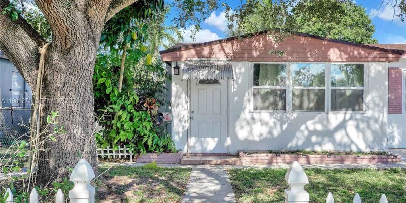 Hollywood Apartment: 2419 Coolidge St