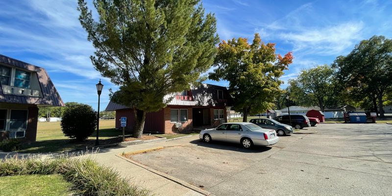 Flora Apartment: 800 Lamson St