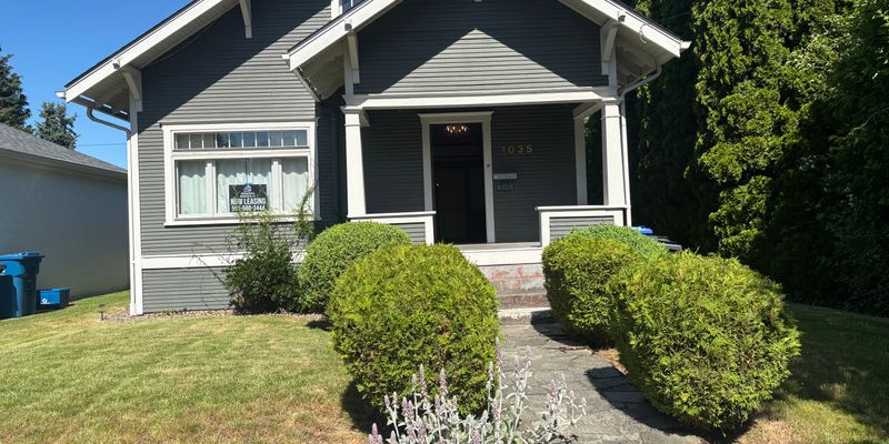 Salem House: 1035 22nd St NE