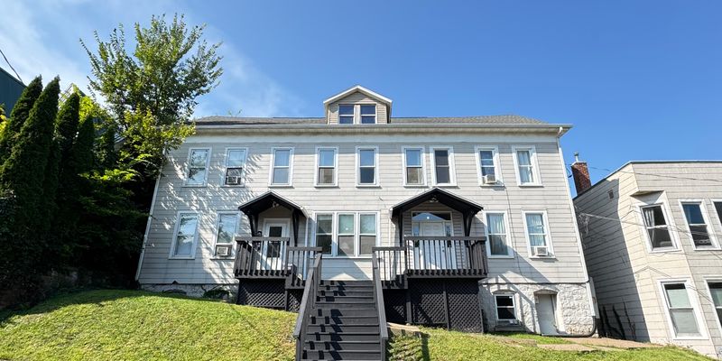 Dubuque Apartment: 261 Cardiff St