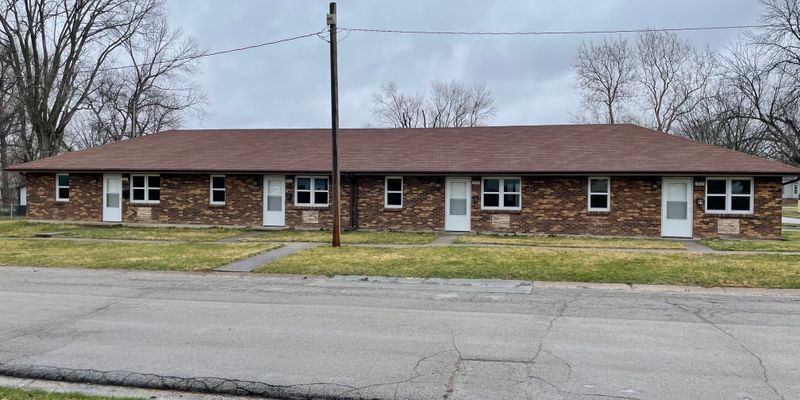 Cameron Apartment: 402 N Nettleton St