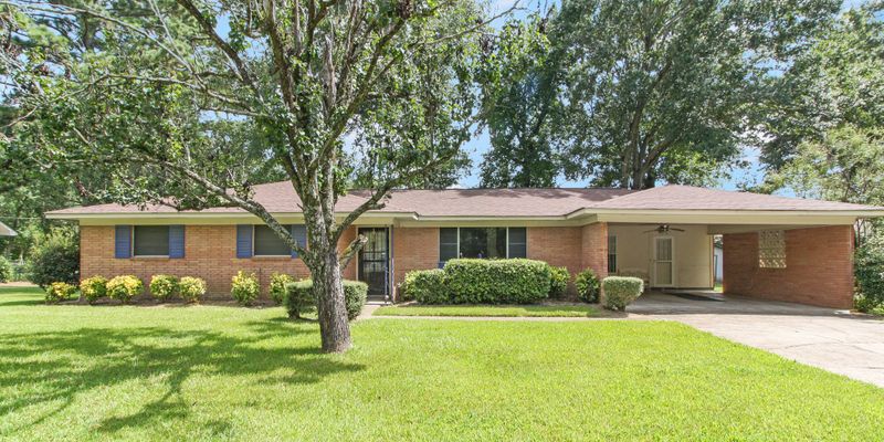 Ridgeland House: 215 E Boyd St