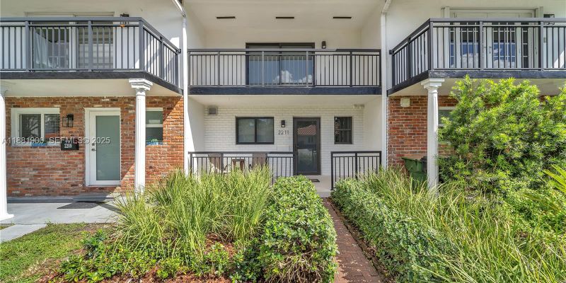 North Miami Townhome: 2211 NE 122nd St