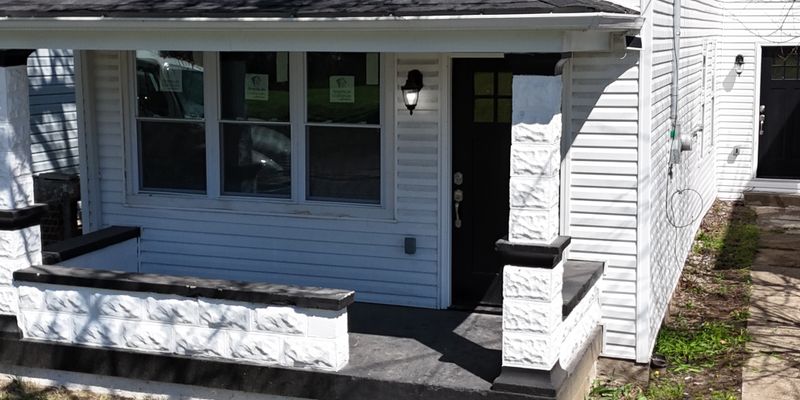 Louisville House: 2403 Bank St