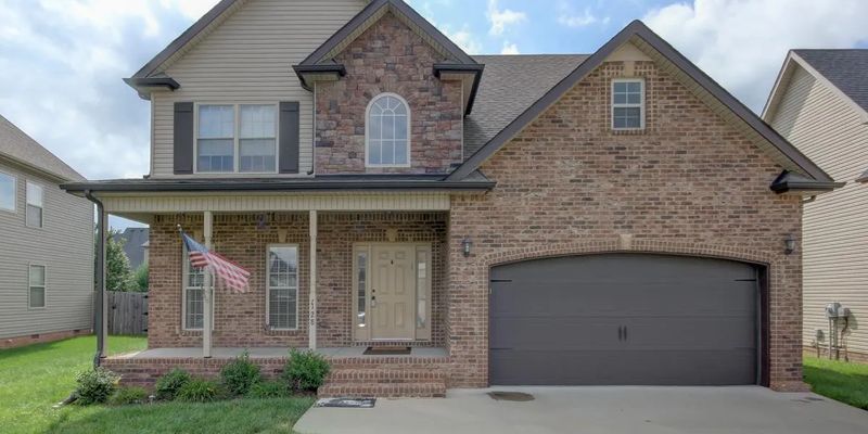 Clarksville House: 1128 Chinook Cir