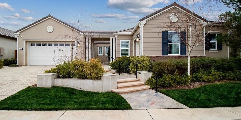 Madera House: 583 Crescent Ln