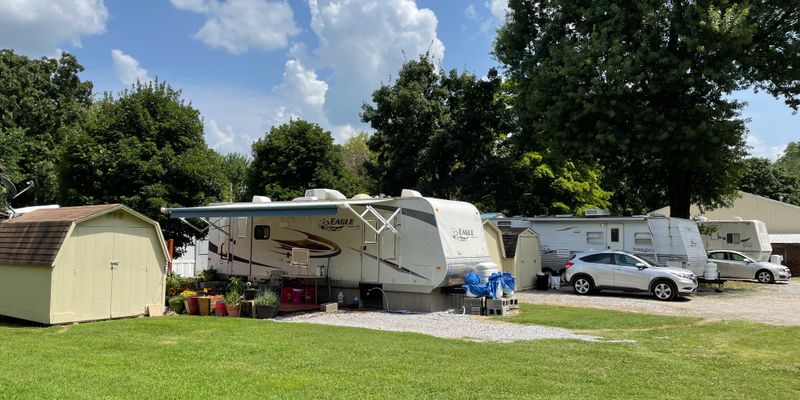 Siloam Springs House: 1621 E Twin Springs St