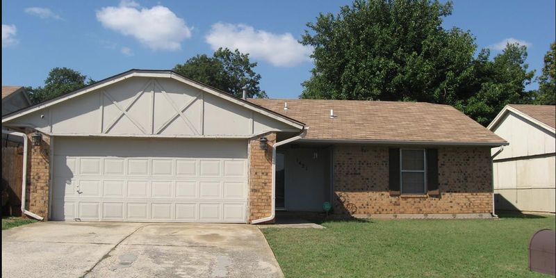 Midwest City House: 1421 Thiemer SQ