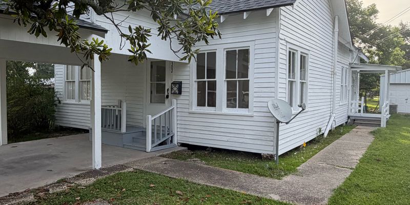 Rayne House: 302 N Cunningham St