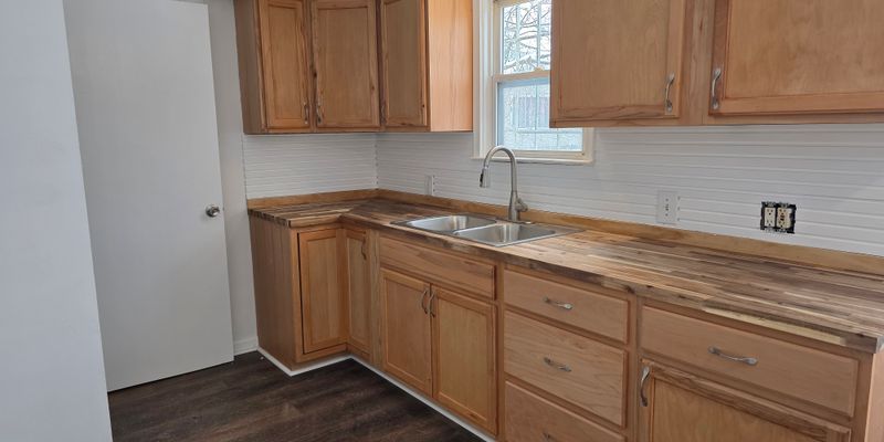 Flint House: 4813 Greenlawn Dr