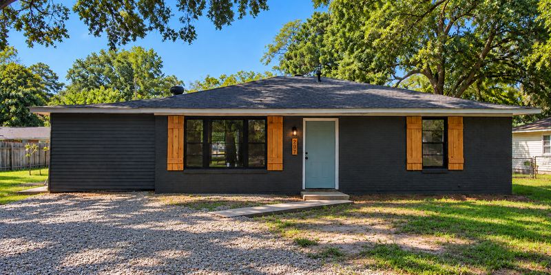 Monroe House: 207 Rosewood Dr