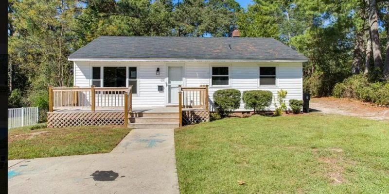 Fayetteville House: 200 Rowland Cir