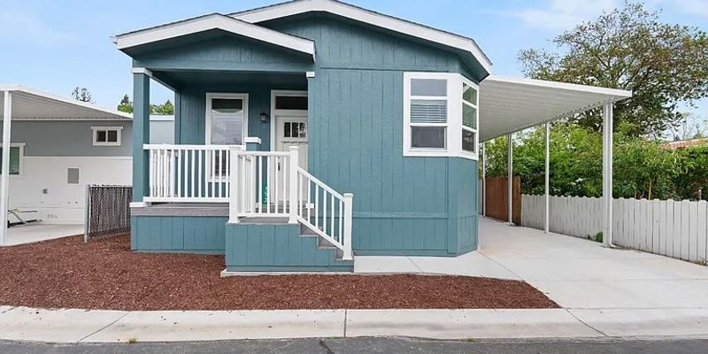 Windsor House: 153 Bari Ln