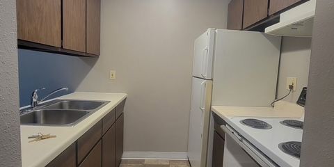 Kitchen 2.JPG