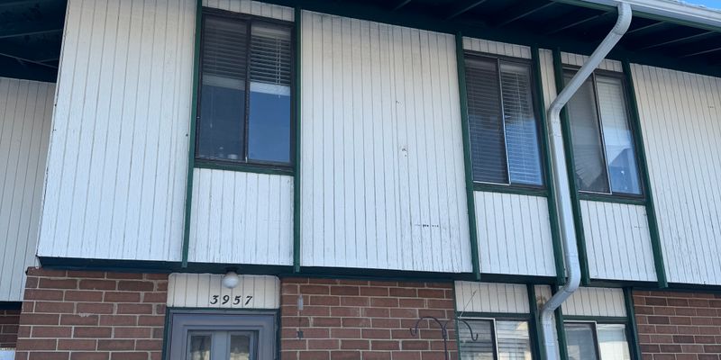 Milwaukee House: 3957 S Sunset Square