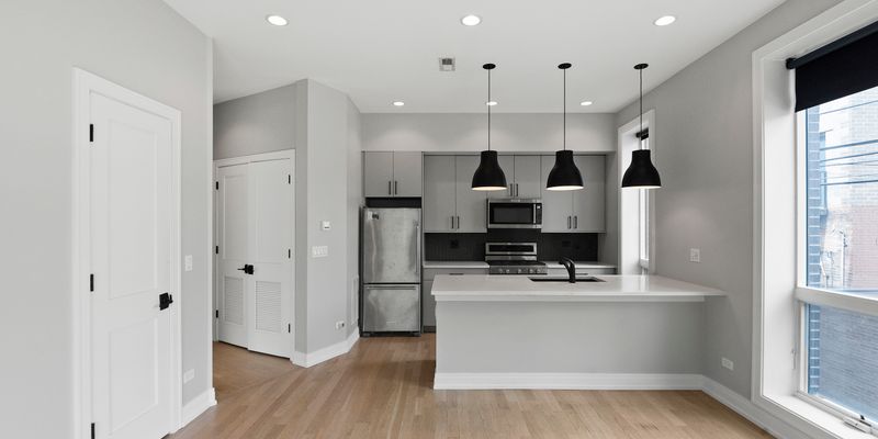 Chicago Apartment: 1050 W Cornelia Ave