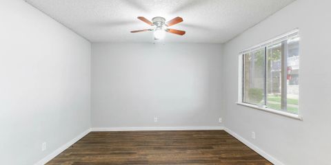 apt-18-living-b.jpg