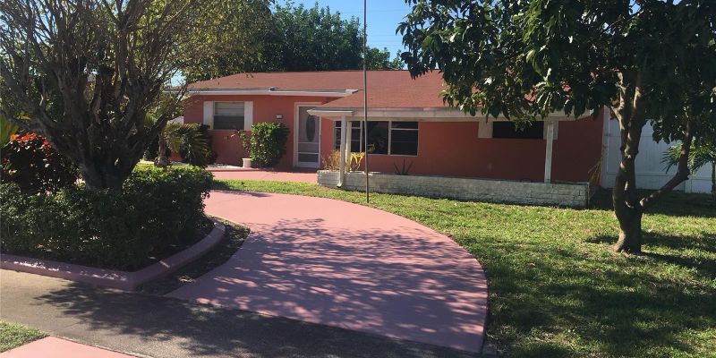 Hollywood House: 720 N 66 Terrace