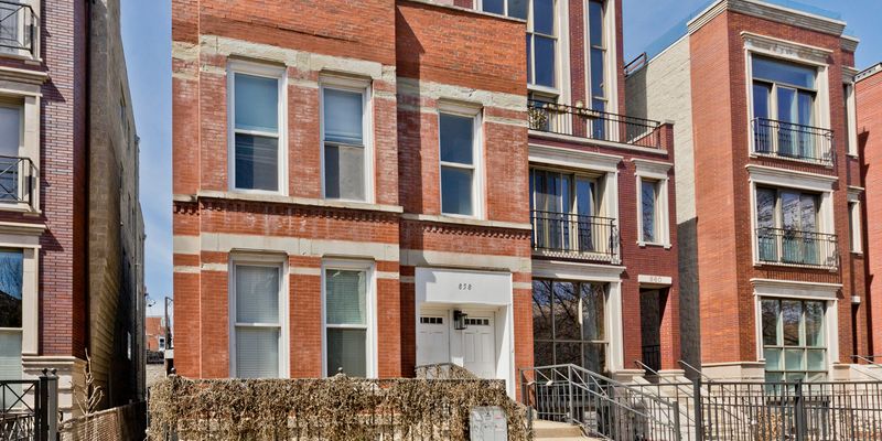 Chicago Apartment: 858 N Paulina St