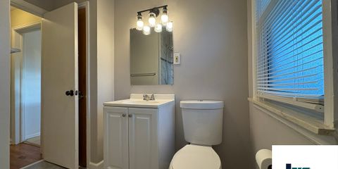 15. Main bath.jpg
