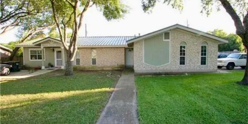 Kyle House: 102 Hitching Post