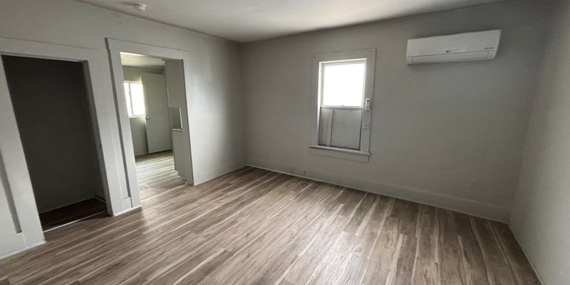 Hutchinson Apartment: 14 E 6th Ave