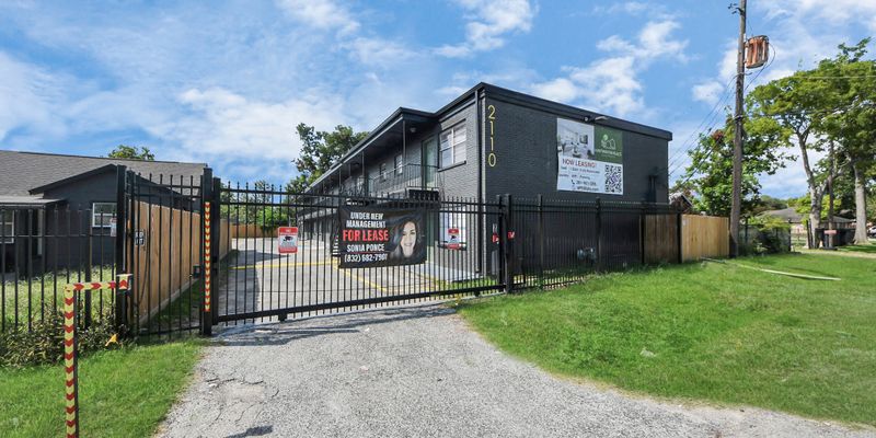 Houston Apartment: 2110 Melbourne St