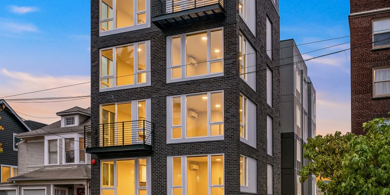 Seattle Apartment: 1821 13th Ave