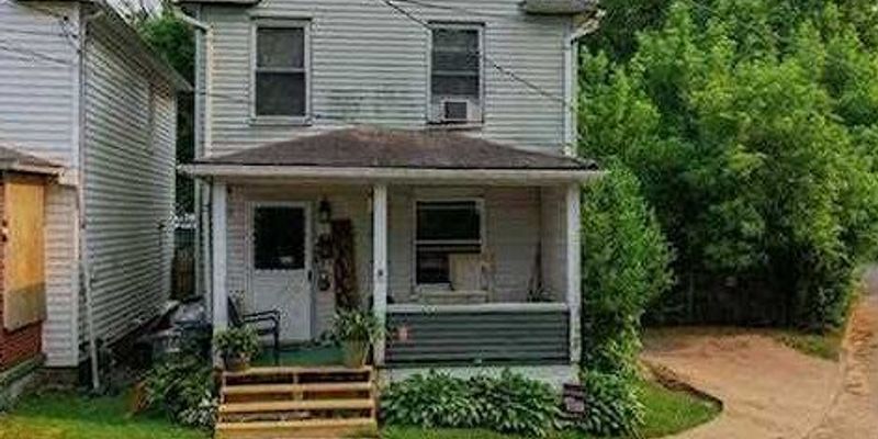 Butler House: 549 W Wayne St